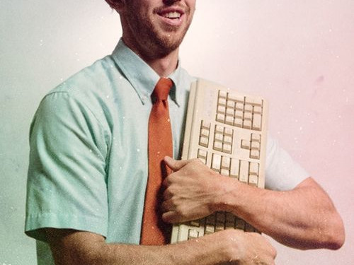 homme avec clavier ordinateur vintage