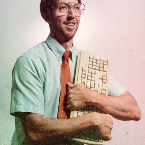 homme avec clavier ordinateur vintage