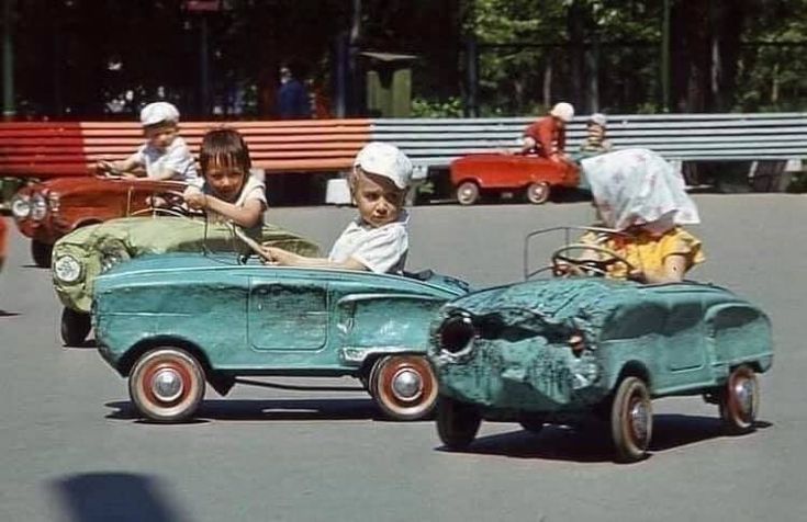 image d'enfants dans des voitures caisse &agrave; savon