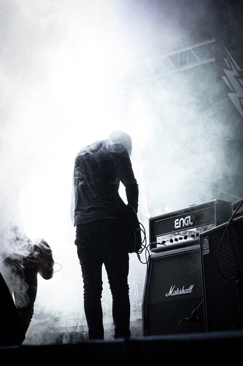 guitariste concert brouillard