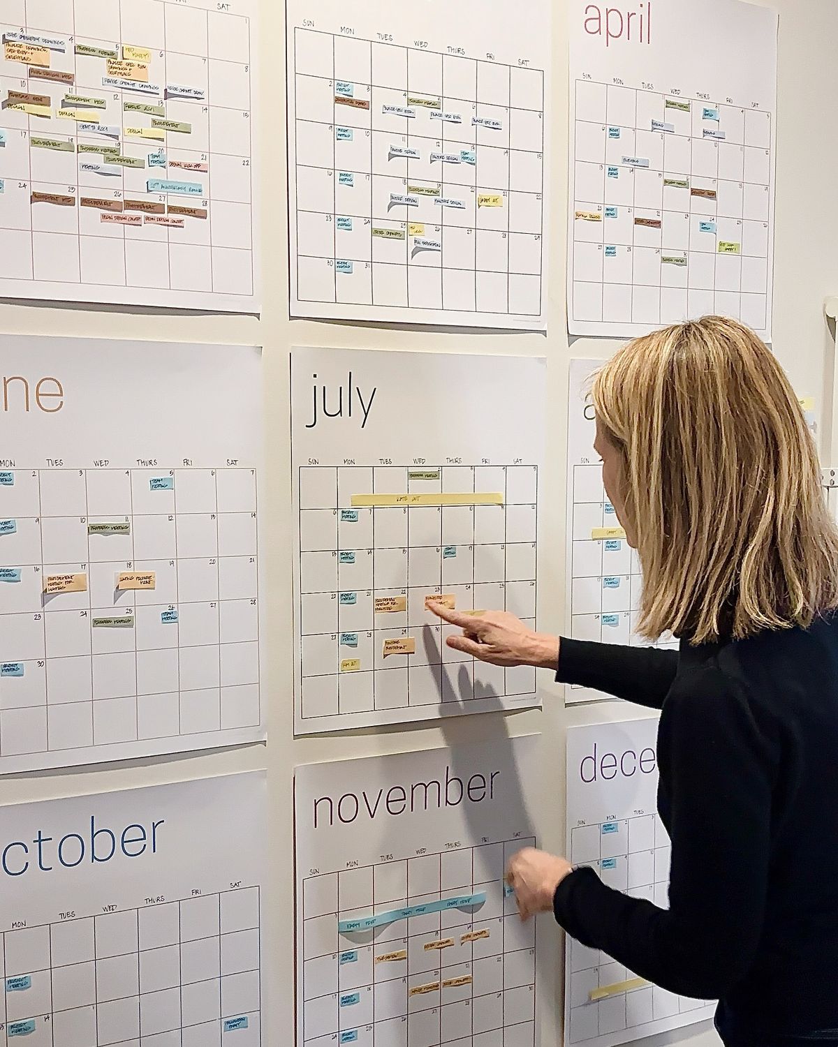 femme devant un planning annuel