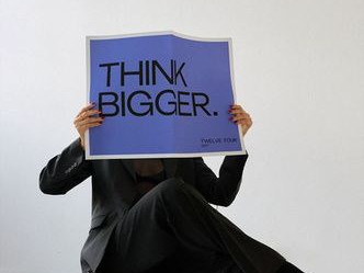 personne en noire tenant une pencarte thing bigger